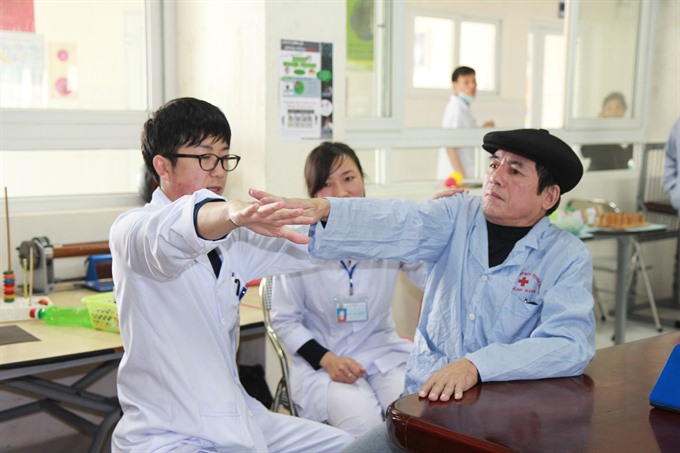 Japanese volunteer helps stroke patients