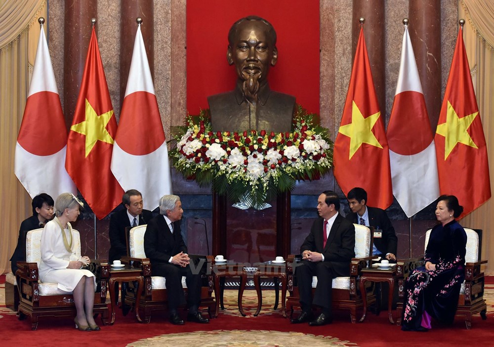 State President greets Japanese Emperor, Empress