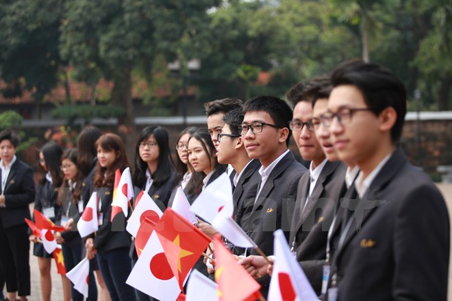 Hanoians give warm affections to Japanese Emperor and Empress