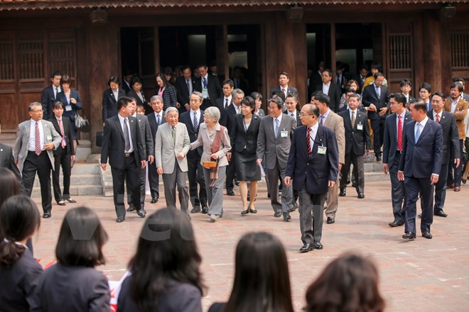 Hanoians give warm affections to Japanese Emperor and Empress