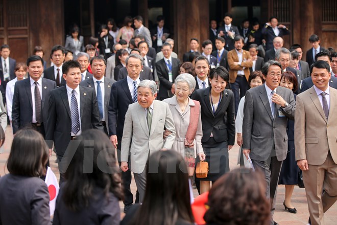 Hanoians give warm affections to Japanese Emperor and Empress