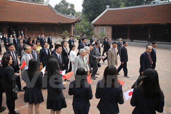 Hanoians give warm affections to Japanese Emperor and Empress