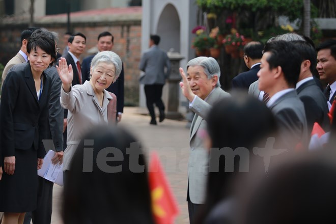 hanoians give warm affections to japanese emperor and empress