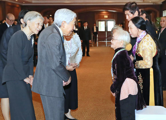 japanese emperor meets former soldiers families in vietnam