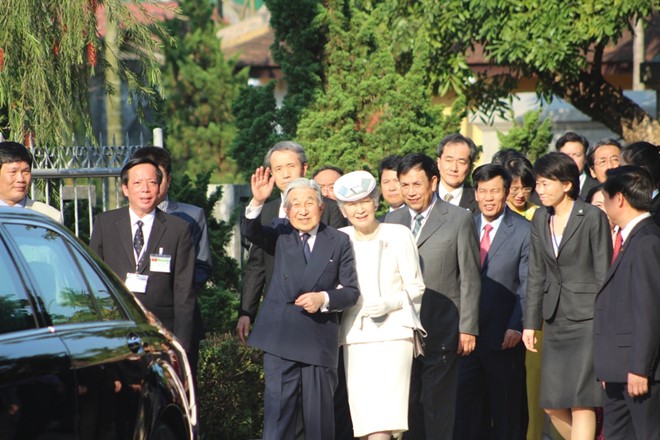 the japanese emperor appreciates the warm welcome of people in hue city
