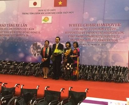 Former Japanese PM presents wheelchairs to Vietnamese disabled