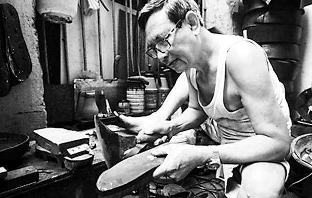 vietnamese artisan who walks through history