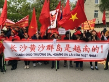 Vietnamese, international friends demonstrate at Chinese Embassy headquarters in Munich