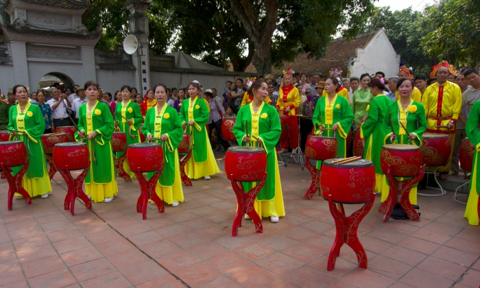 Thousands flock to Lý Kings festival