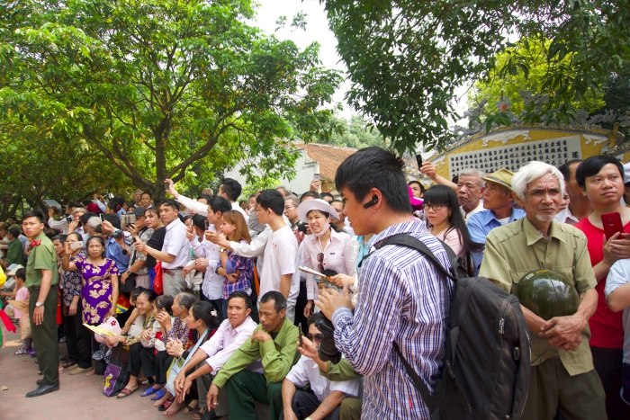 Thousands flock to Lý Kings festival