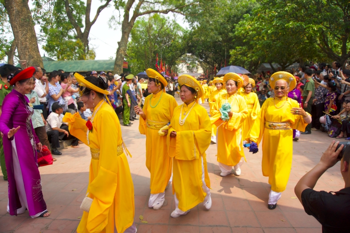 Thousands flock to Lý Kings festival