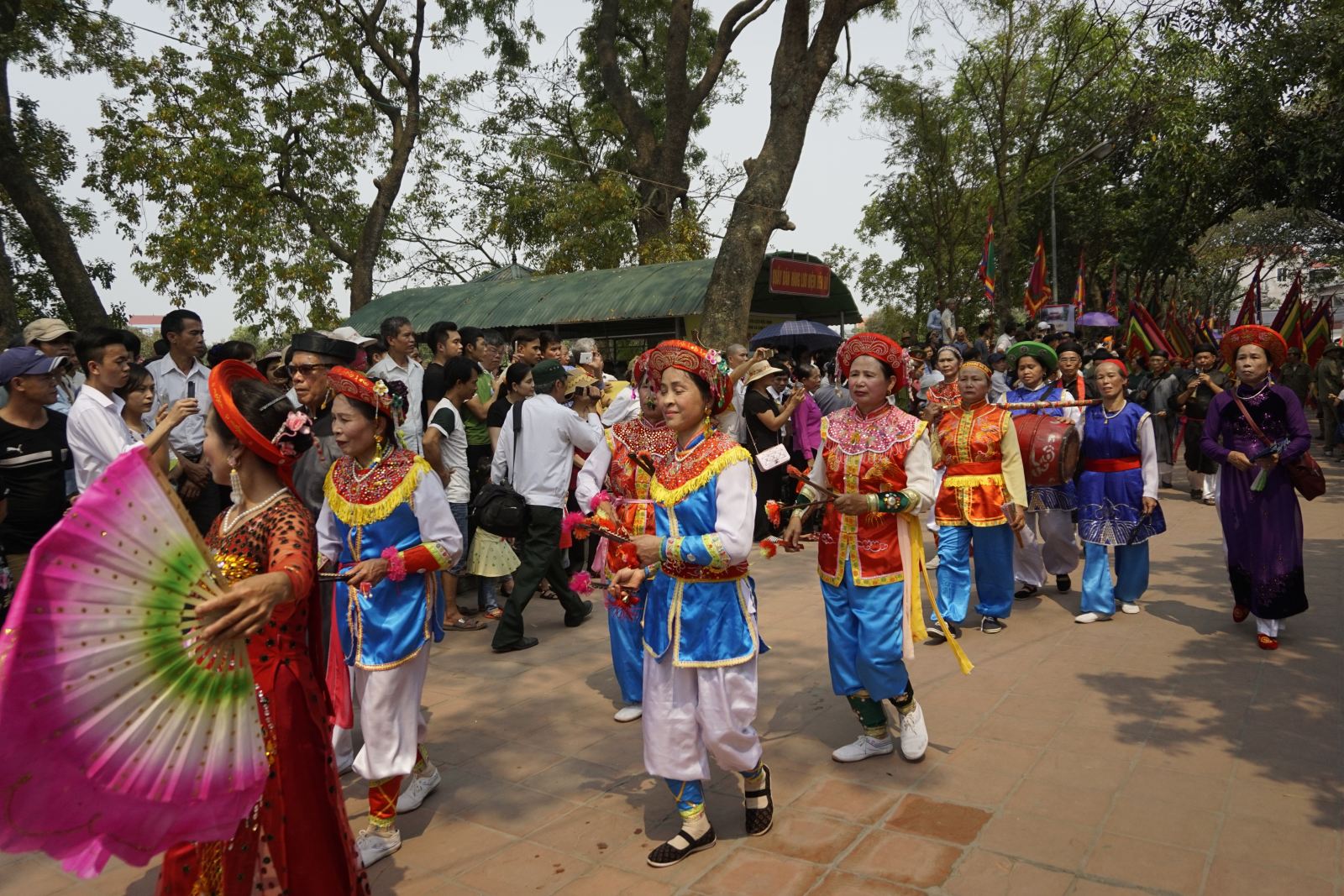 Thousands flock to Lý Kings festival
