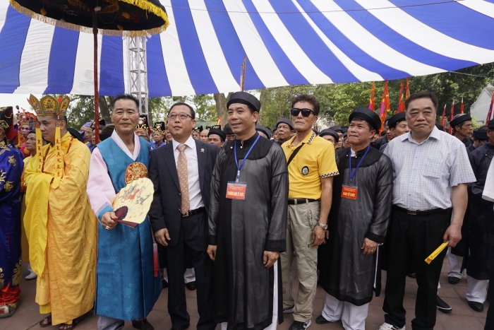 Thousands flock to Lý Kings festival