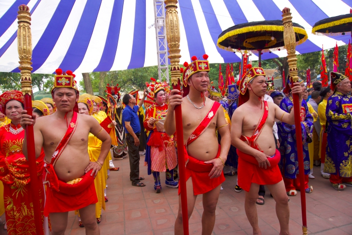 Thousands flock to Lý Kings festival