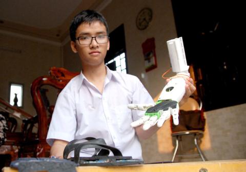 High school student invents robotic arm for disabled