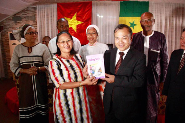 Vice Minister of Foreign Affairs visits Vietnamese community in Senegal