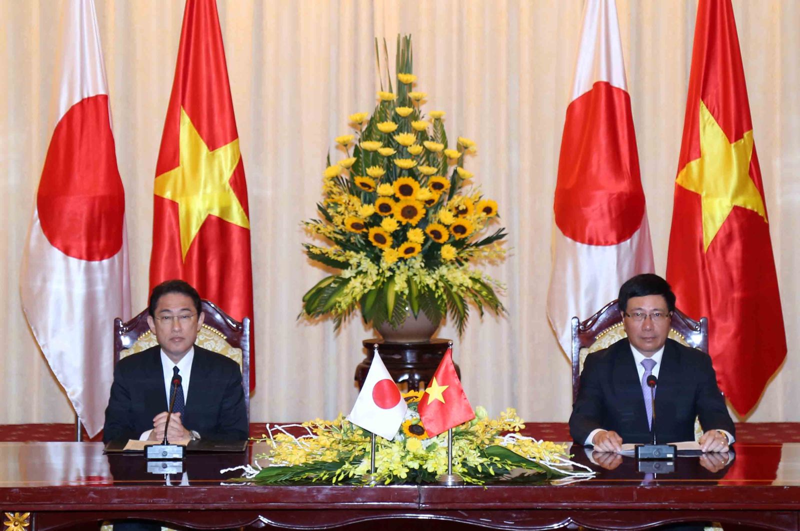 deputy pm pham binh minh meets japanese leaders