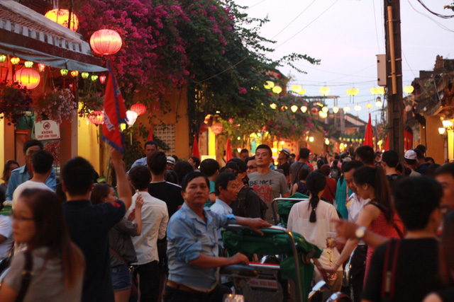 Thousands of residents and visitors attend Buddha's Birthday Festival