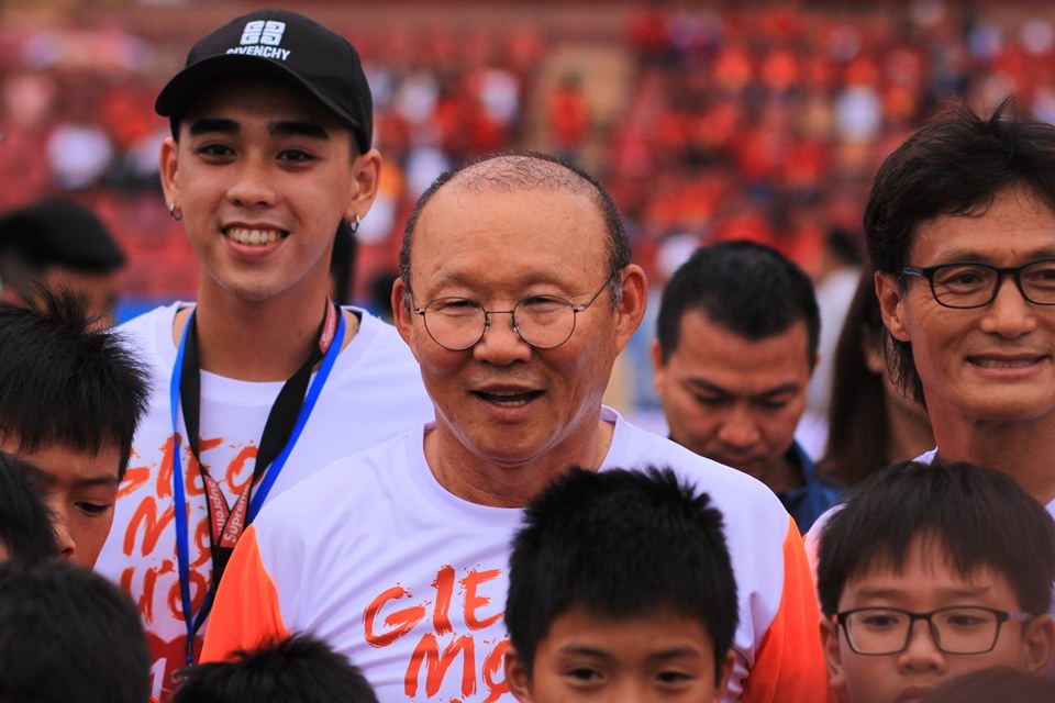 National men’s football coach Park Hang-seo inspires children to pursue their dreams
