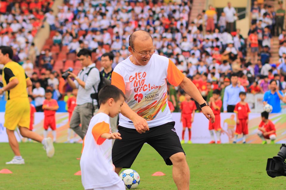 National men’s football coach Park Hang-seo inspires children to pursue their dreams