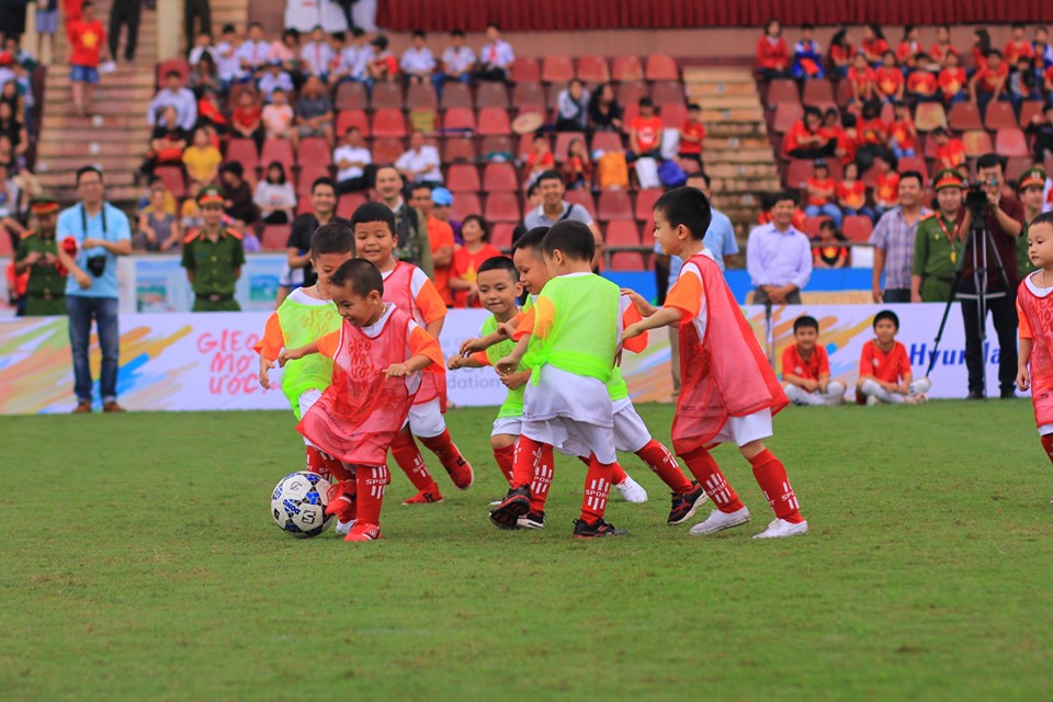 National men’s football coach Park Hang-seo inspires children to pursue their dreams