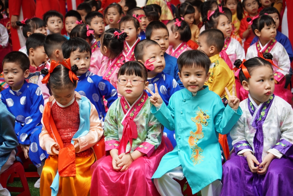 North Korean children sing Vietnamese song “Who loves Ho Chi Minh than children”