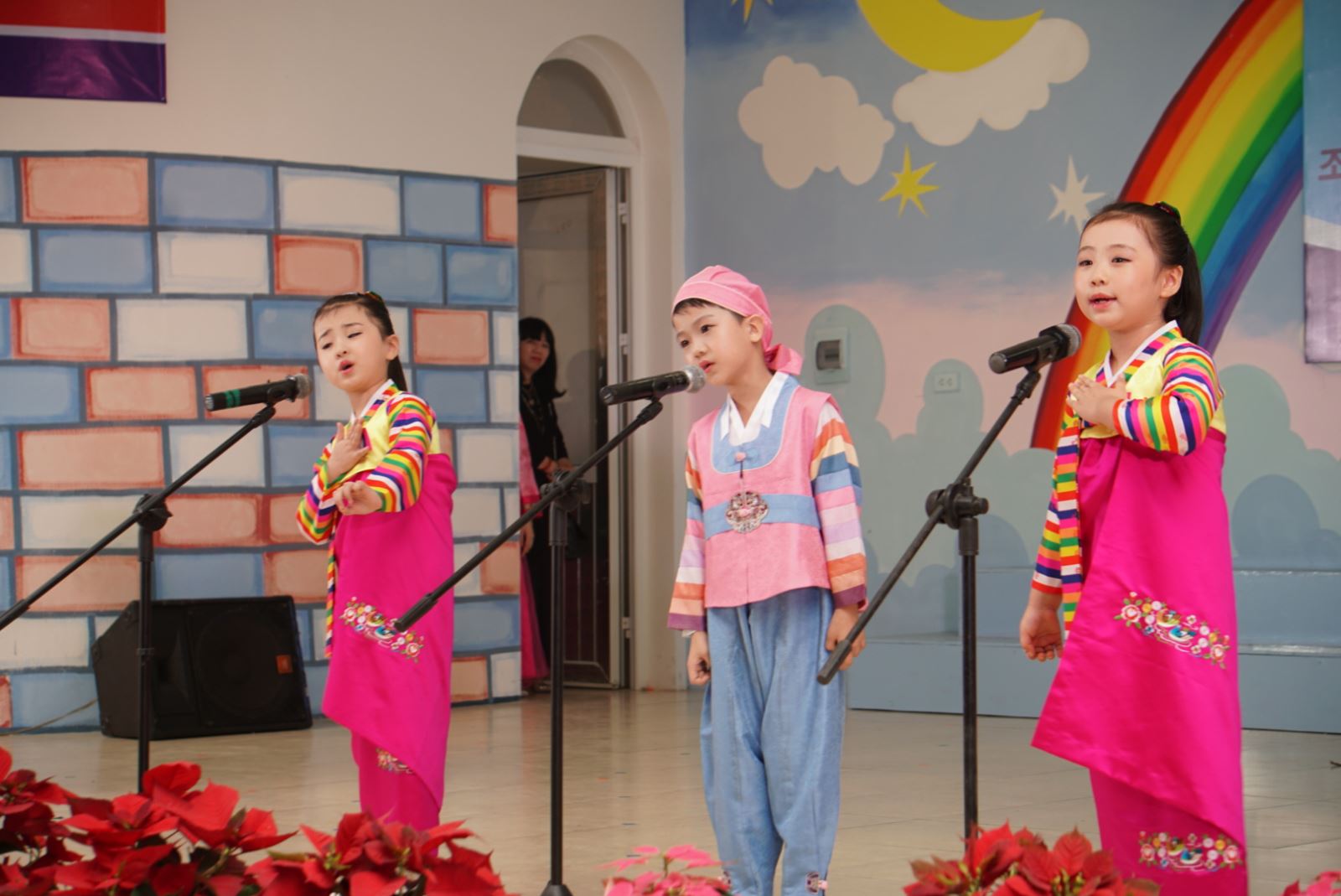 North Korean children sing Vietnamese song “Who loves Ho Chi Minh than children”