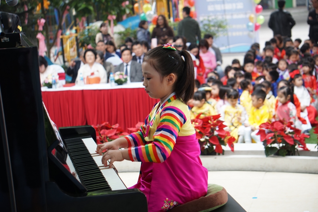 North Korean children sing Vietnamese song “Who loves Ho Chi Minh than children”