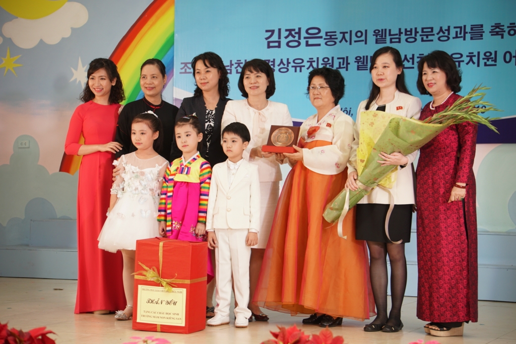 North Korean children sing Vietnamese song “Who loves Ho Chi Minh than children”