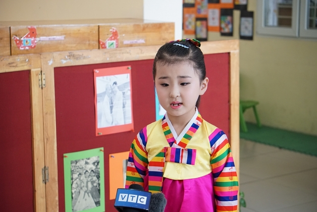 North Korean children sing Vietnamese song “Who loves Ho Chi Minh than children”