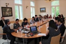 Discussing methods of teaching Vietnamese for Vietnamese community in Germany