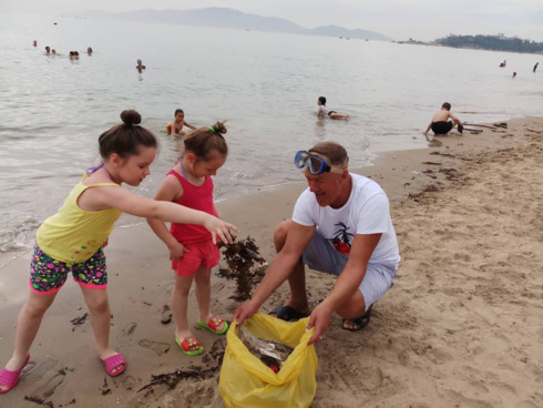 Russian expats clean Nha Trang beaches | Vietnam Times