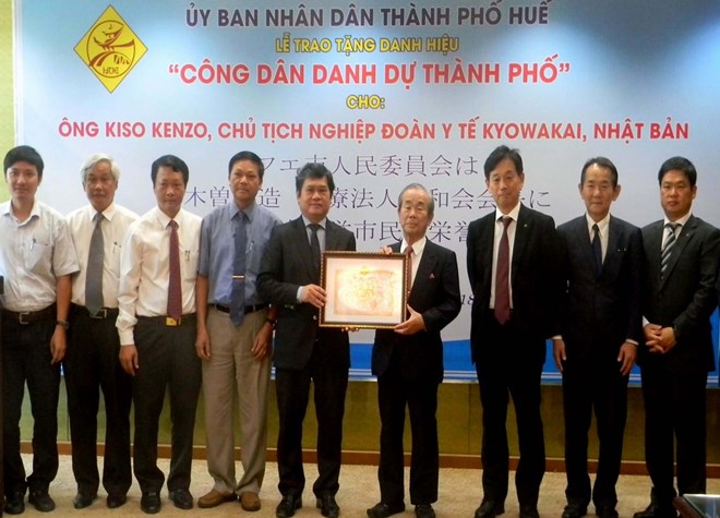 hue bestows honorary citizenship on japanese national