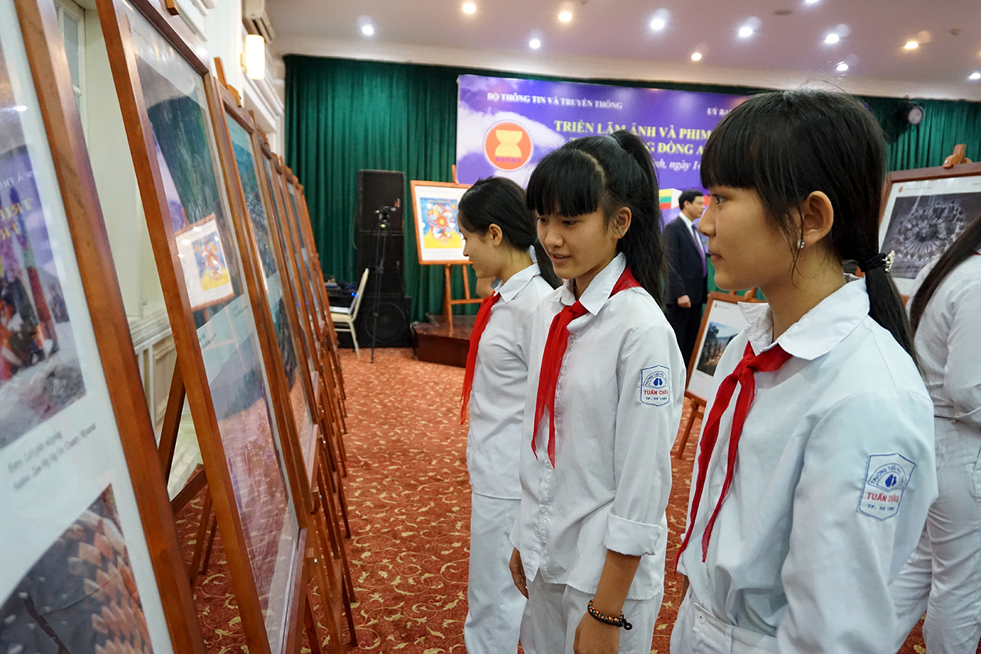 photo exhibition and documentary films about asean community