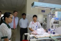 Cao Bang and Bac Kan provinces received medical equipments