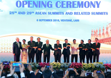 pm nguyen xuan phuc attends asean summit with partners