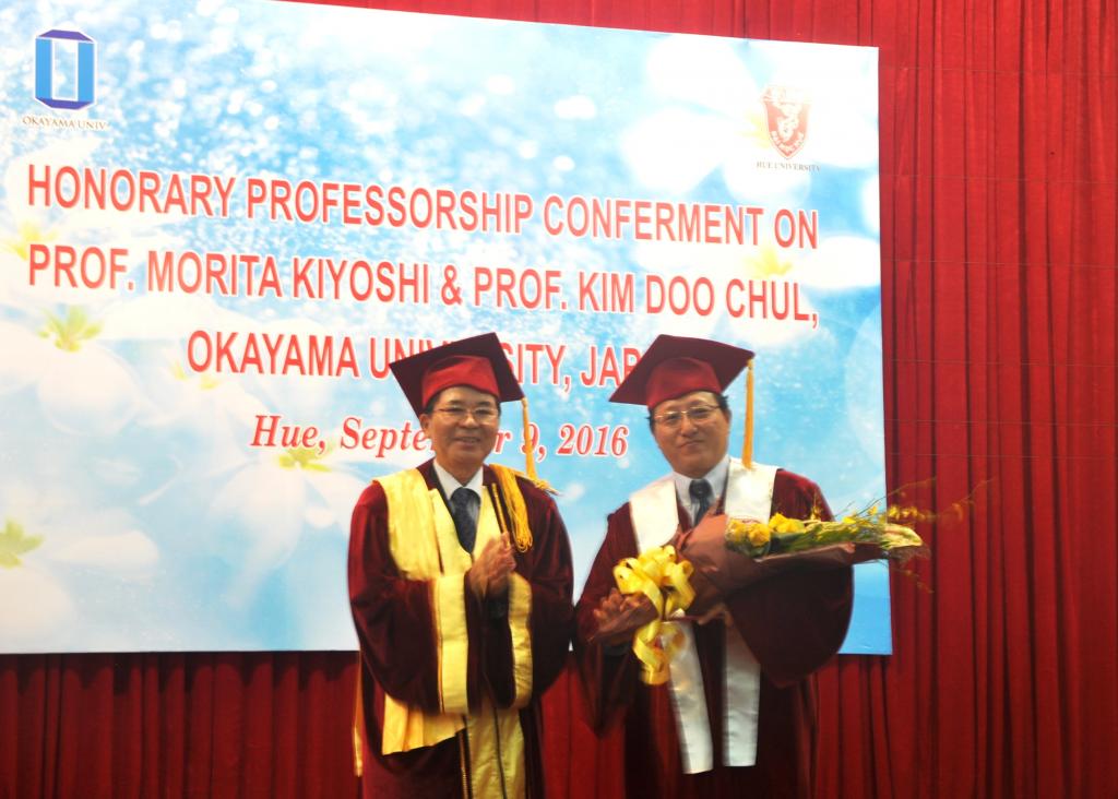 hue university presents honorary title to japanese professors