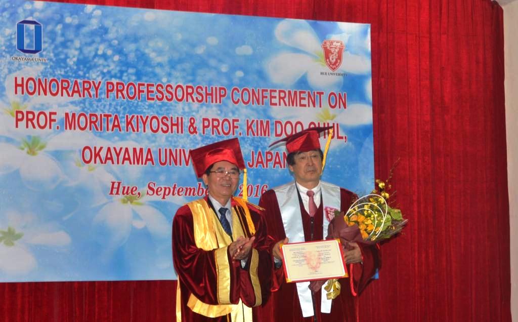 Hue University presents honorary title to Japanese professors
