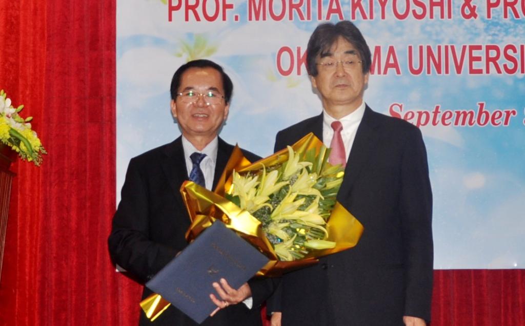 Hue University presents honorary title to Japanese professors