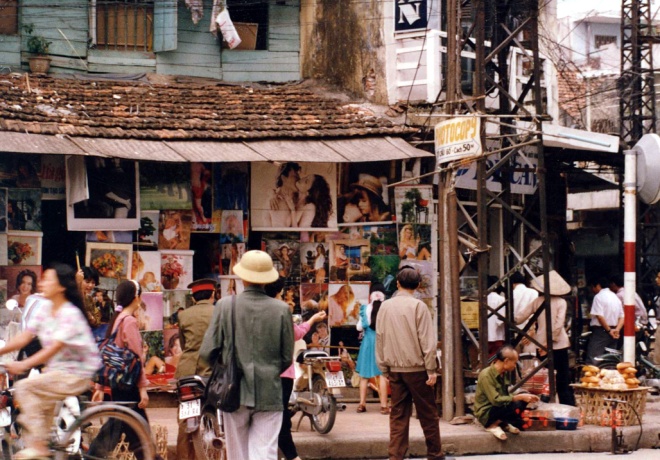 Hanoi Old Quarter during 1990s through photos of Japanese Ambassador