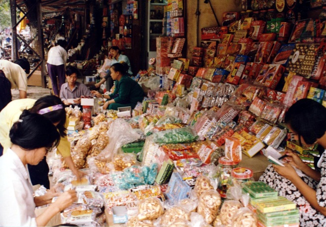 Hanoi Old Quarter during 1990s through photos of Japanese Ambassador