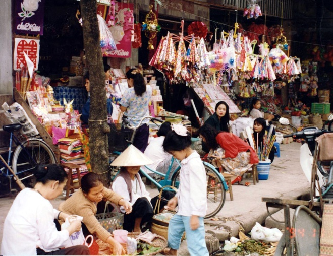 Hanoi’s Old Quarter in 1990s through lens of Japanese Ambassador