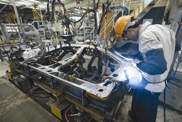 country sees gdp growth expand 593 in nine months