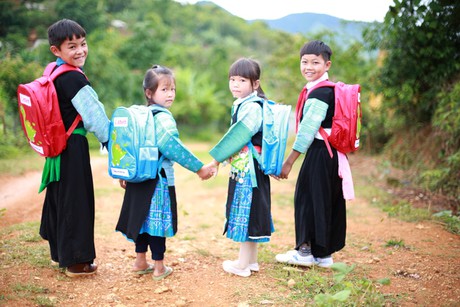 Chung tay dua tre dan toc thieu so den truong - Anh 1