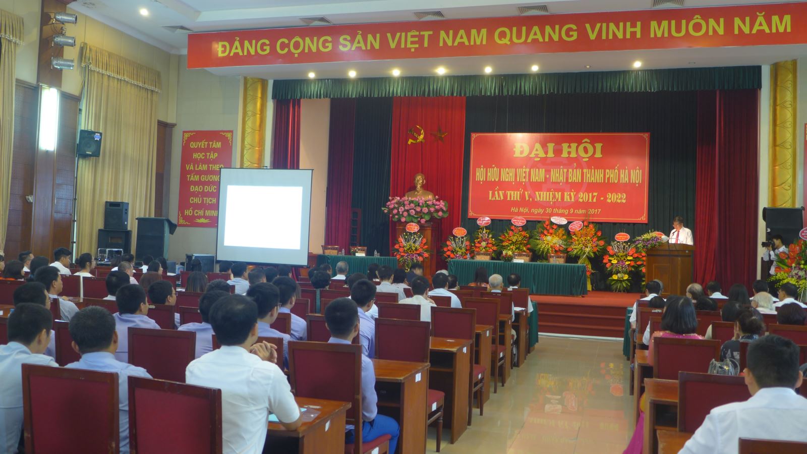 hanois vietnam japan friendship association bridges two people
