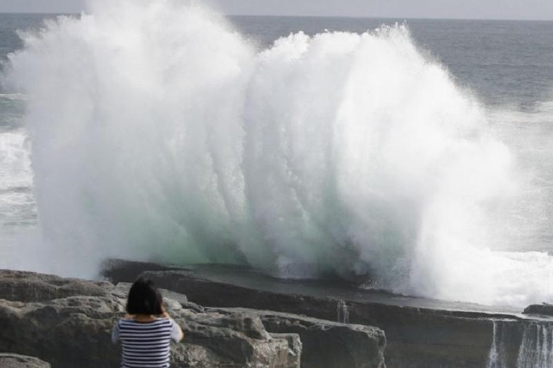 typhoon expected to make landfall in western japan tues afternoon