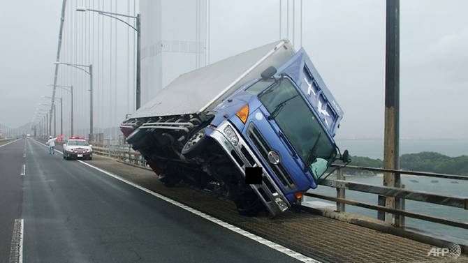 typhoon jebi hits japan strongest in 25 years weather agency