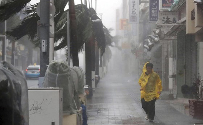 typhoon trami to make landfall in western japan kansai airport closes temporarily