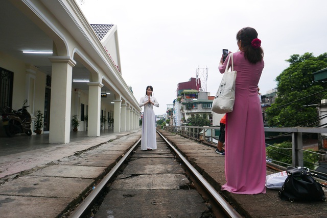Long Bien Railway Station attracts visitors after being renovated