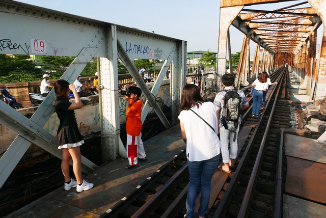 Long Bien Railway Station attracts visitors after being renovated